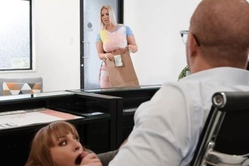 Застает двух сотрудниц за лесбийским сексом и трахает их