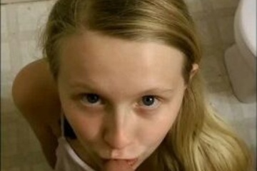 Подборка смачных минетом с окончаниями на милое личико 18-летней