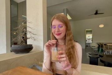 На самом деле она сильно хочет трахаться, так что никакого чая