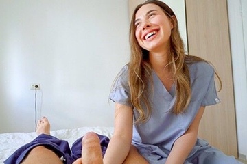 Медсестра увидела как встает хуй пациента и решается на секс
