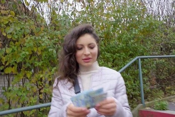 Взяла в рот огурец на улице, а за секс получила ещё больше денег