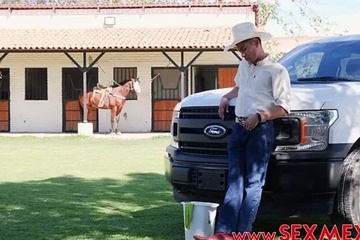 Помыла машину городского мужика и трахнулась с ним на улице