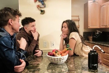 Красивая кузина приехала в гости и трахнулась с двумя