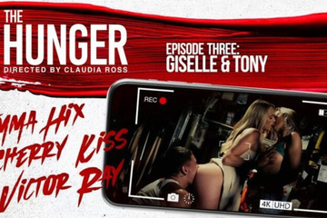 Застукала пара за еблей в магазине и присоединилась к ним