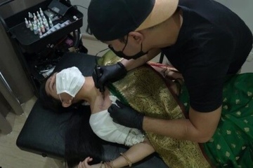 Сдалал ей тату и трахнул индийскую красотку в салоне