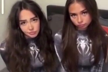 Милашка в костюме человка-паука расставляет ножки