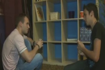 Парень проиграл подружку в карты