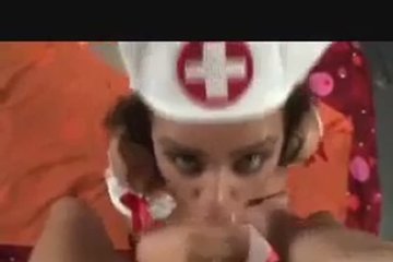 Похотливая медсестра с большими сиськами сосет член
