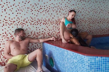 Подруги в сауне захотели соблазнить незнакомца на ЖМЖ