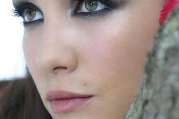 Очаровательная улыбка, глубокие глаза - это есть у Орейро помоио упругой груди