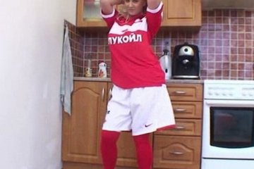 Спортивная сиськастая блонд отжигает у себя на кухне