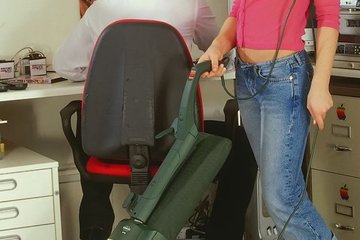 Заработался до позденго часа и отодрал уборщицу