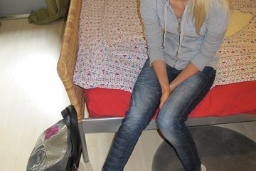 Светловолосая сучка красится перед съемками